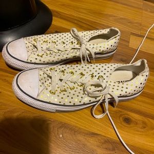 White with gold polka dots low top converse size women’s 10 men’s 8